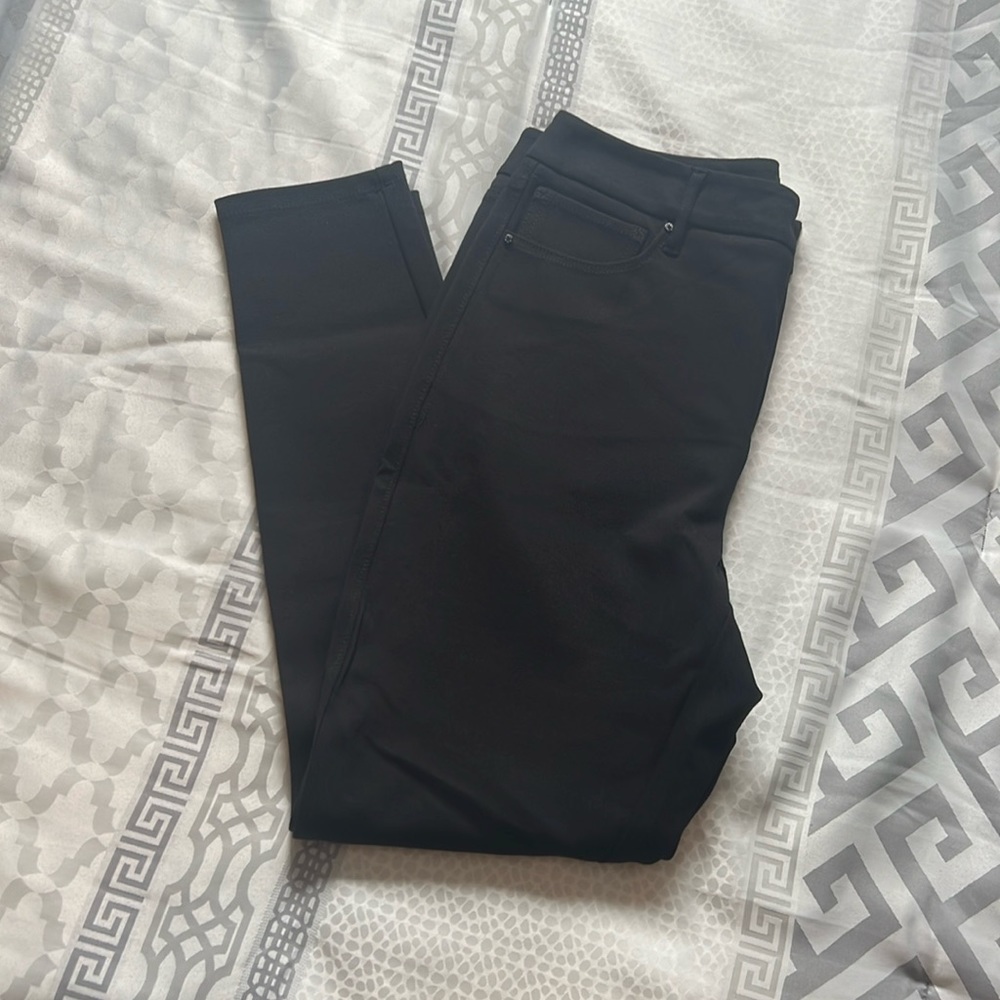 White House Black Market Black skinny ladies pants. Size 8 P. Excellent